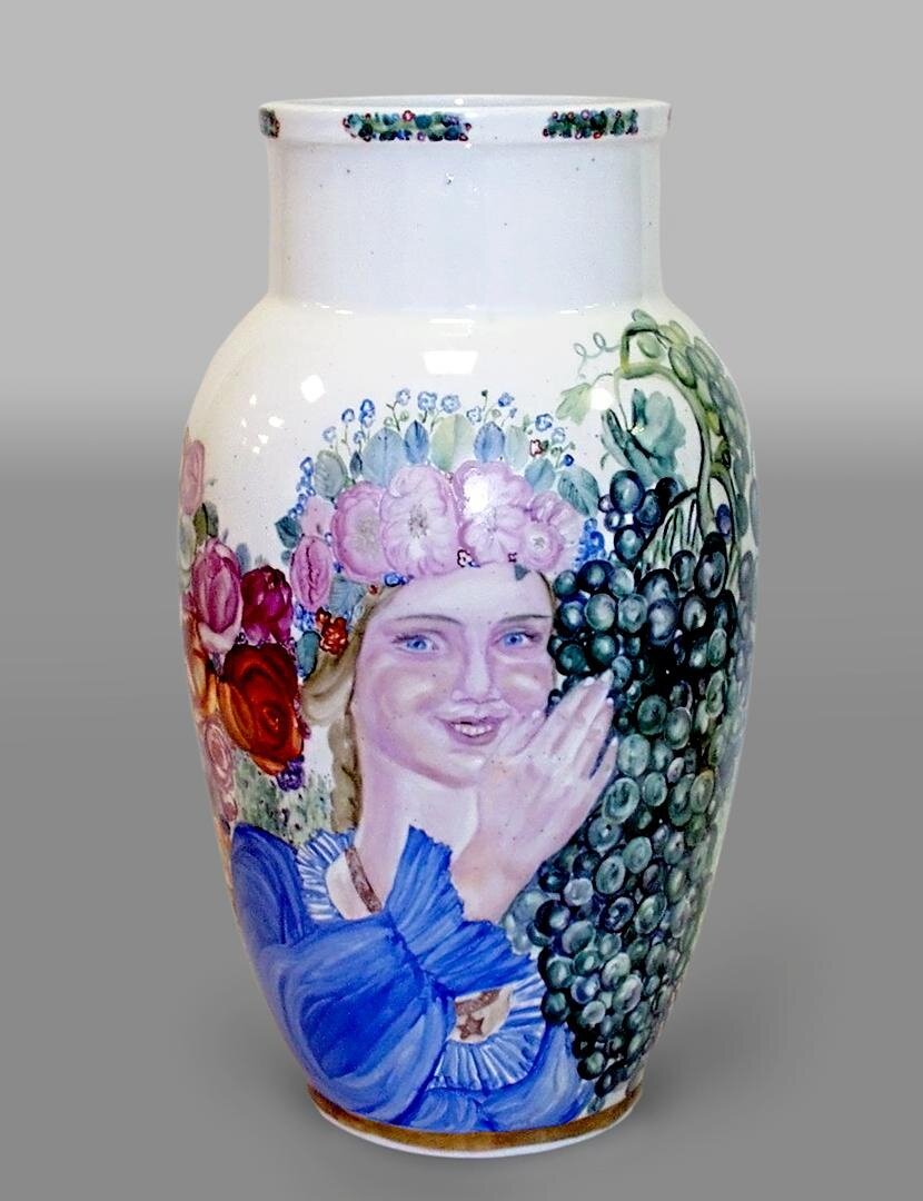 Ваза "Прежде и теперь". ЛФЗ, 1947. Автор формы Яковлева С.Е., автор росписи Ефимова А.М. Роспись надглазурная полихромная, позолота. Размеры: 51,0*30,0 см. Собрание Эрмитажа. Предмет поступил в 2002-м году. Передан в составе коллекции Музея Фарфорового завода. Инв. номер Мз-С-1312. Изображение взято из каталога Эрмитажа. 