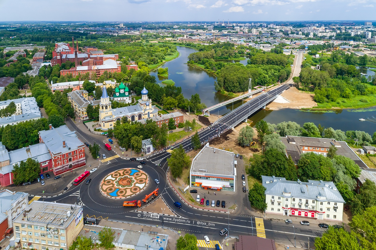 Ярославль время сейчас. Ярославль площадь города. Центр Ярославля сверху. Комсомольская площадь Ярославль панорама. Ярославль центр вид сверху.