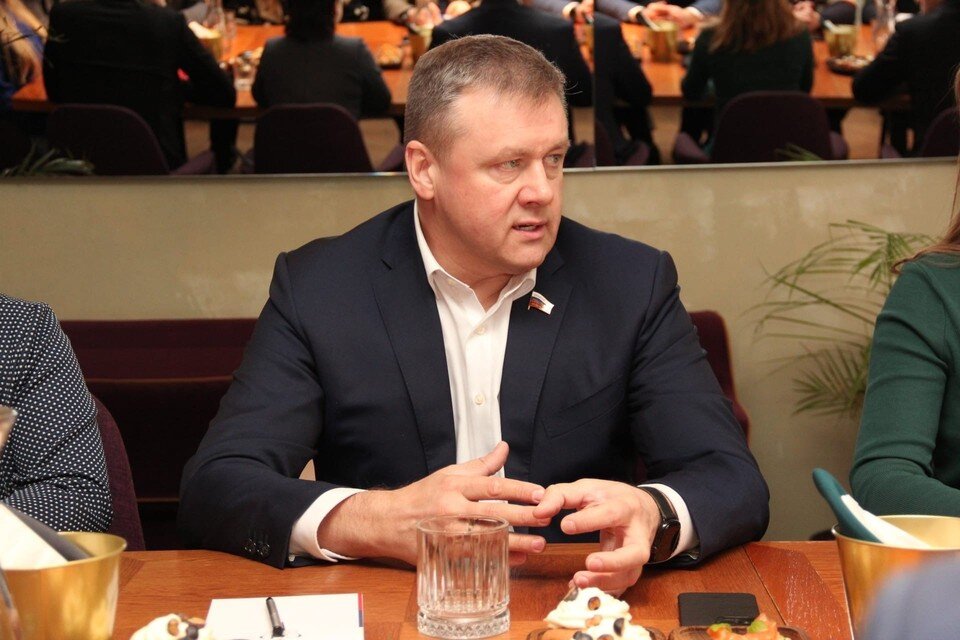     Рязанский сенатор Любимов назвал мужественность и стрессоустойчивость отличительными чертами мэра Елены Сорокиной. Фото: vk.com/lybimovnikolay.