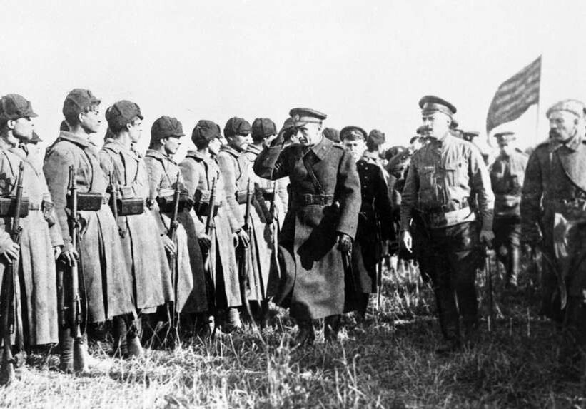 Интересное фото. Колчак приветствует военнослужащих в шапках-нансеновках без погон. За спиной Колчака в воздухе реет какая-то полосатая тряпочка.