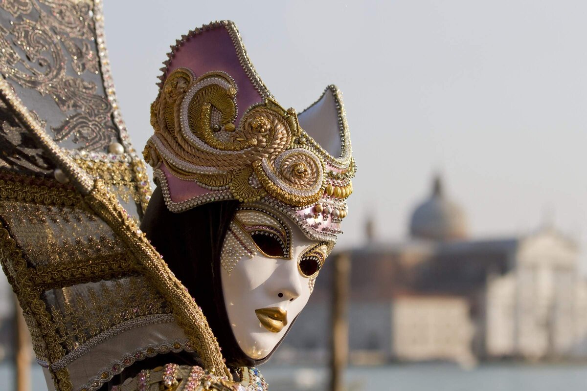 Фото маскарадной маски. Venecia maskarad маски. Венецианский бал-маскарад. Венецианский карнавал маски. Венецианская маска Джоли.