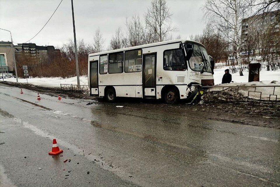     После столкновения с внедорожником автобус влетел в забор у дороги. Фото: УГИБДД по Свердловской области