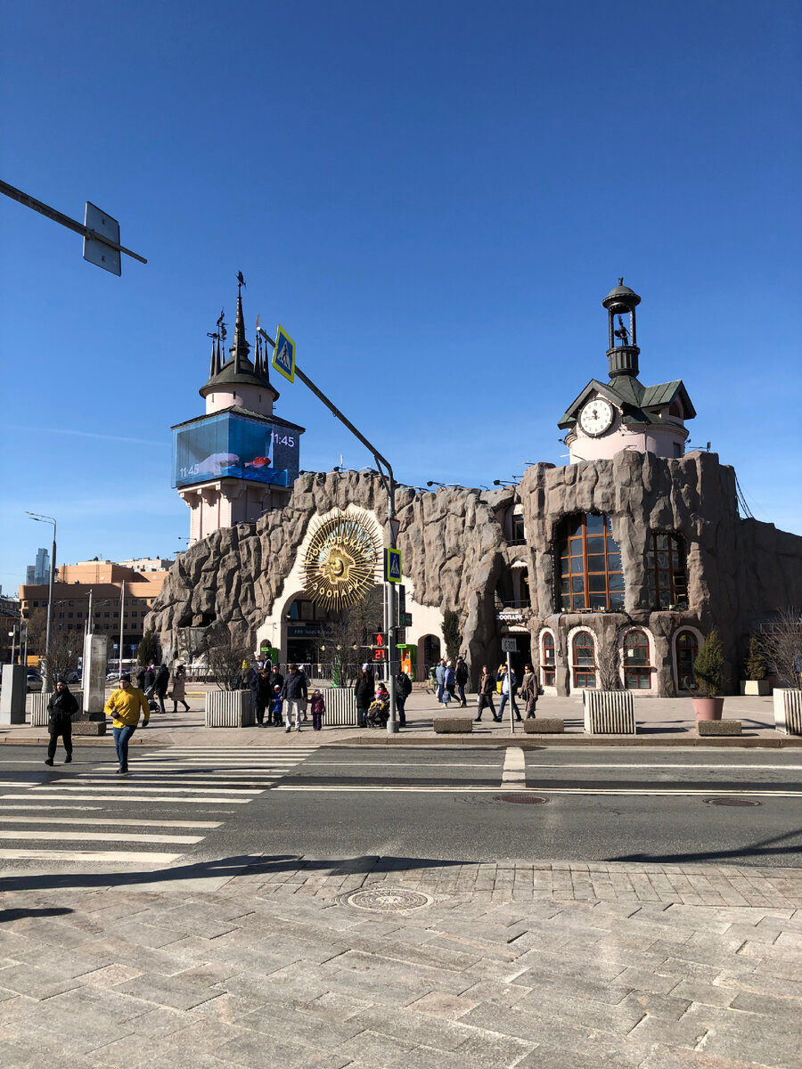 Главный вход сейчас на реконструкции 