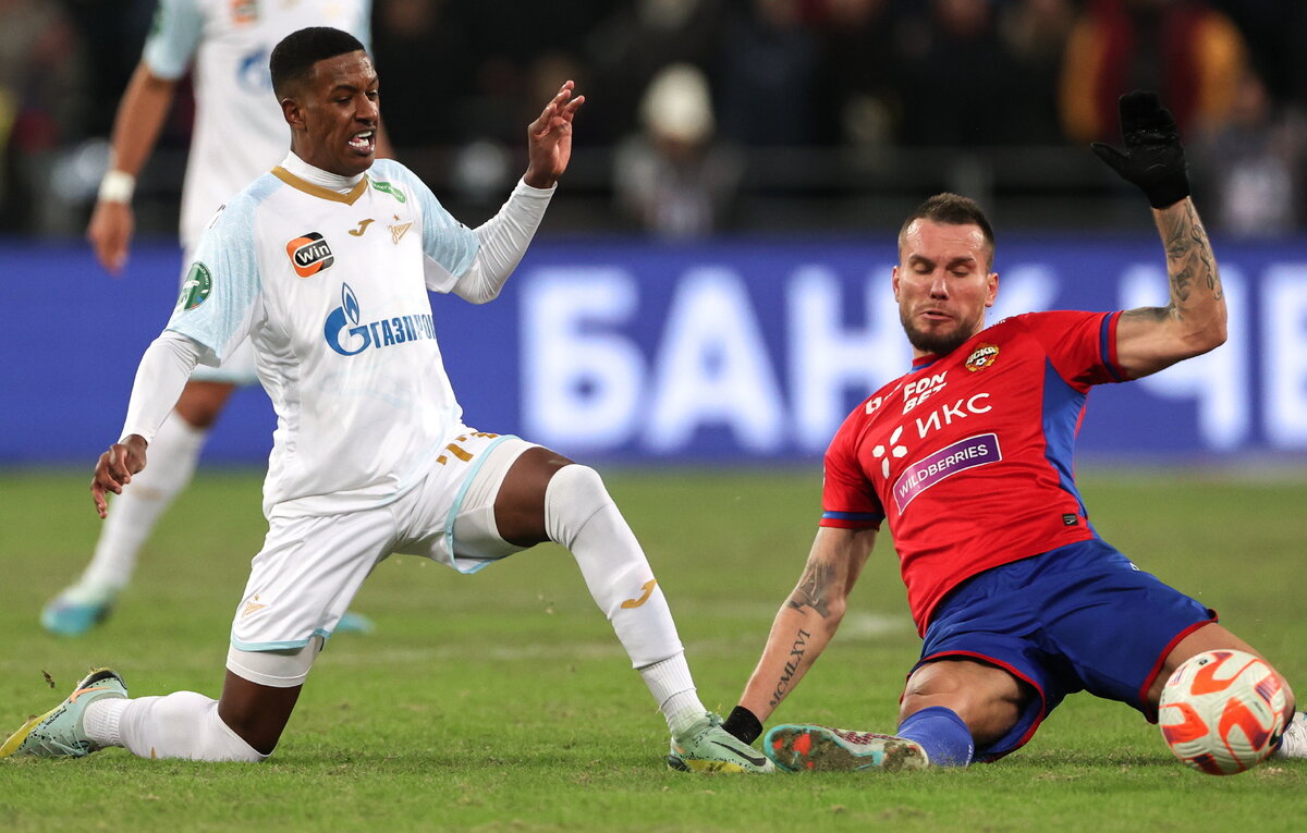    Защитник "Зенита" Роберт Ренан и нападающий ЦСКА Антон Заболотный  Сергей Бобылев/ТАСС