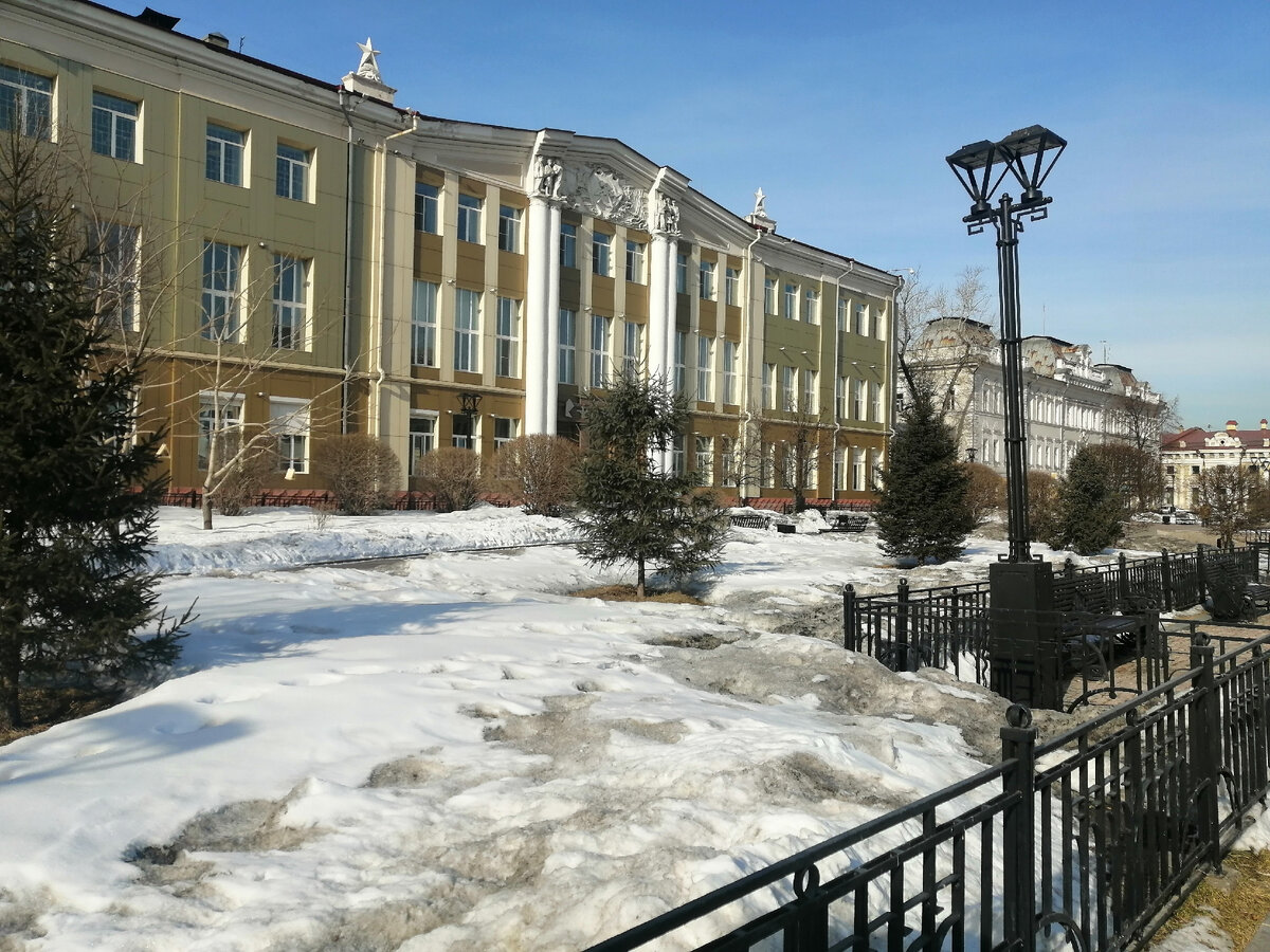 А с левой стороны ещё сугробы, хотя и подтаявшие