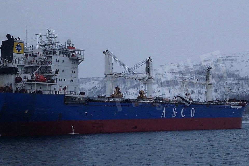     В Мишуково перевозка транспорта на судне ASCO чуть не обернулась ЧП. Фото: Регион 51 / vk.com/murmansk.region