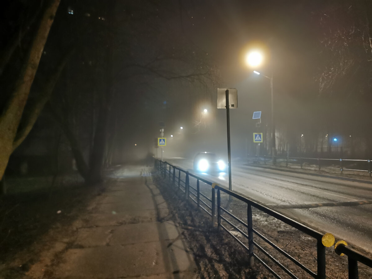 Туман. Туман в Москве ночью. Ночной туман Юнити. Ночь туман перрон пассажиры.