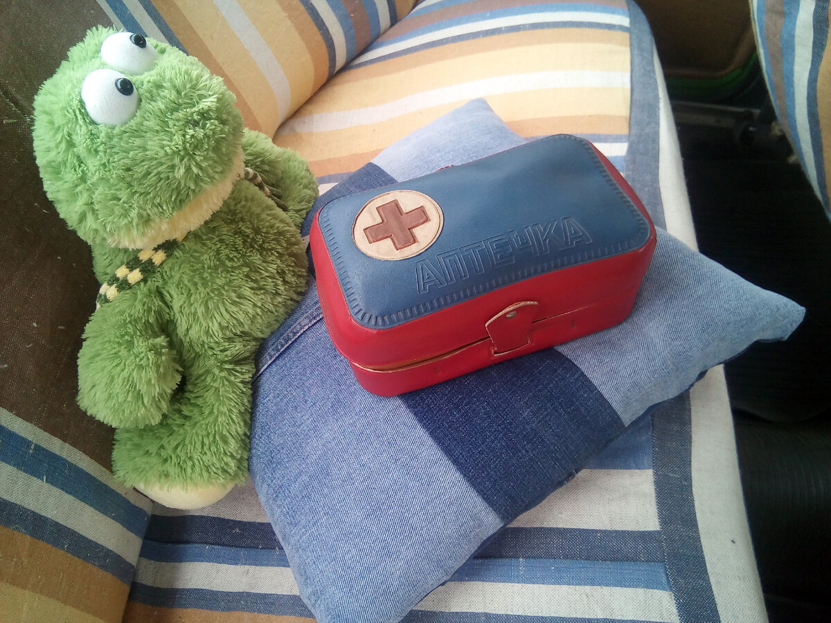 В салоне все стараемся выдержать по сочетанию между собой, например полоски на подушке, чехлах и синий верх аптечки, подушка и полосы на чехлах.