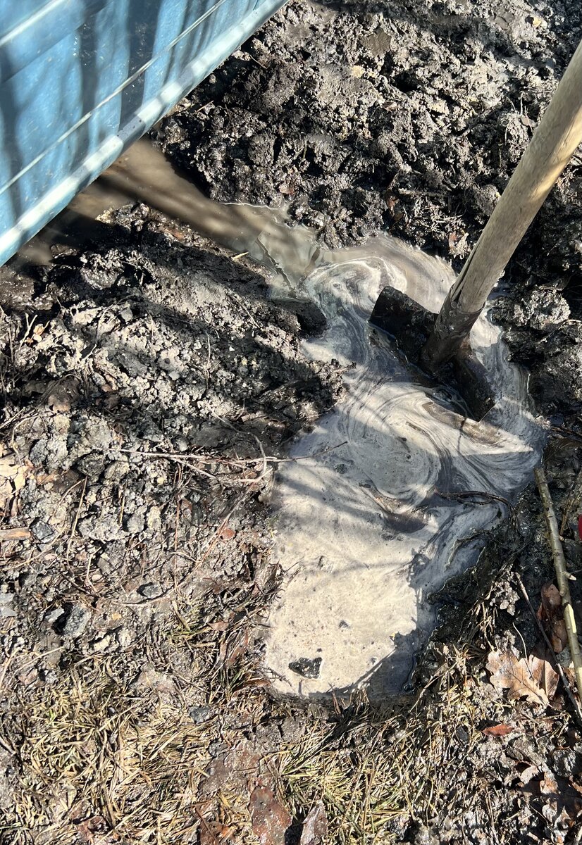 Прокопала яму и пустила ручей из под машины, воды тут же набежало море