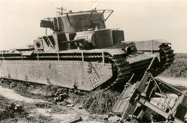 Фото 1.  Танк Т-35 из состава 347-го тяжелого танкового батальона приданный 17-му танковому корпусу ведет бой под Малой Ивановкой.