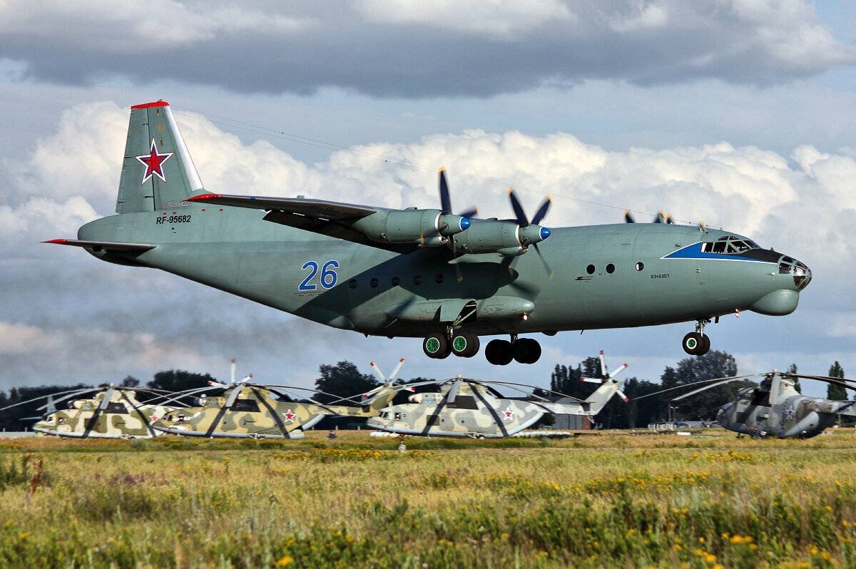 Ве ан. АН-12 военно-транспортный самолёт. АН 12 ВВС России. АН 12 грузовой самолет. Самолет АН 12 ВТА.