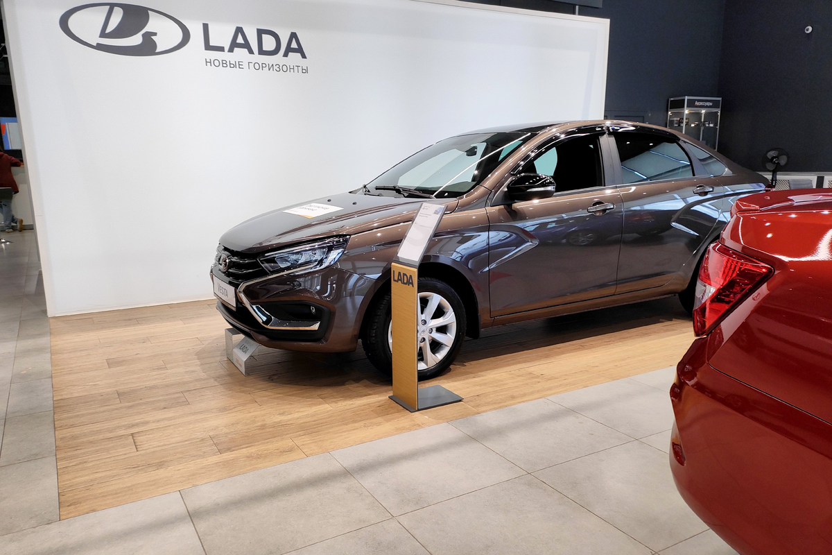 Половина россиян покупает Lada в кредит. Всё чаще на АвтоВАЗ пересаживаются  владельцы иномарок — из-за стоимости обслуживания | iXBT.com | Дзен