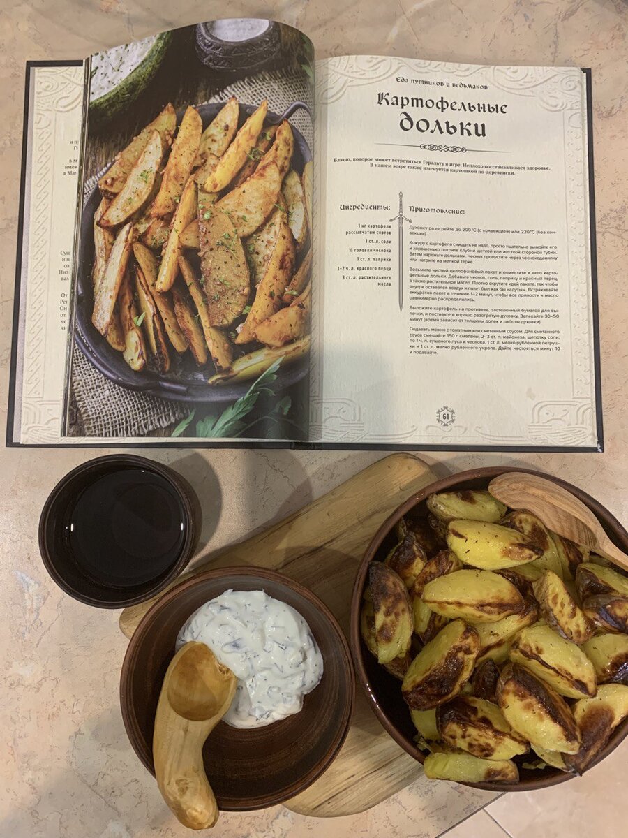 На фото автор хвастает своей деревянной и глиняной посудой