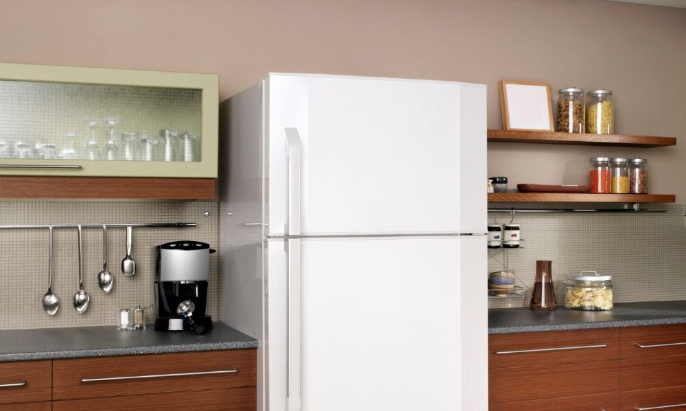 Между холодильником и потолком обычно остается пространство, которое так и хочется заполнить. Особенно это актуально для кухонь небольшого размера, где каждый сантиметр на счету.-2