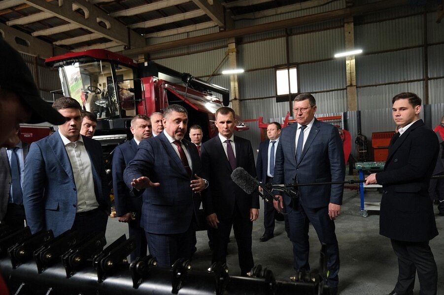 Первую российско-белорусскую производственную площадку по сборке комбайнов и жаток запустили в Краснодарском крае. Совместное производство создано в Усть-Лабинске «Комбайновым заводом «Кубань» и белорусским холдингом «Гомсельмаш», сообщили в пресс-службе Краснодарского края.