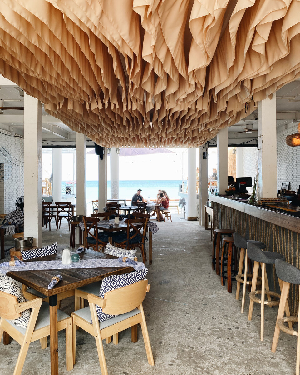 Первое, что бросается в глаза, это конструкция на потолке с легким текстилем, которая создавала постоянную динамику при малейшем дуновении ветра! Очень впечатляет!