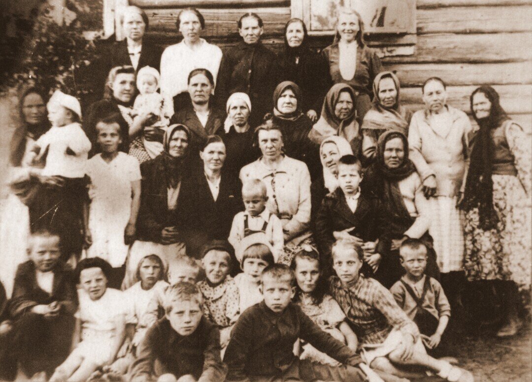    Послевоенная фотография жителей деревни Засосье. В центре (в белом) прабабушка героини Анна Николаевна Галактионова Фото: Фотография предоставлена Анной-Ксенией Галактионовой