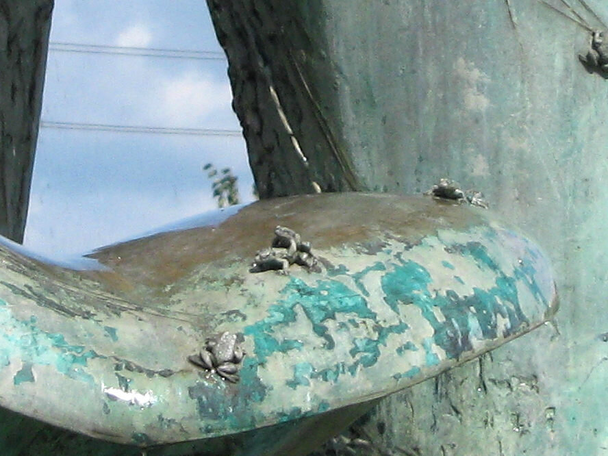 лягушки на фонтане