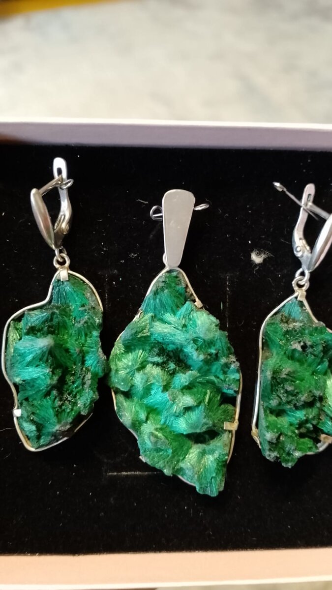 Серебряный комплект с плисовым малахитом, 8200 рублей.