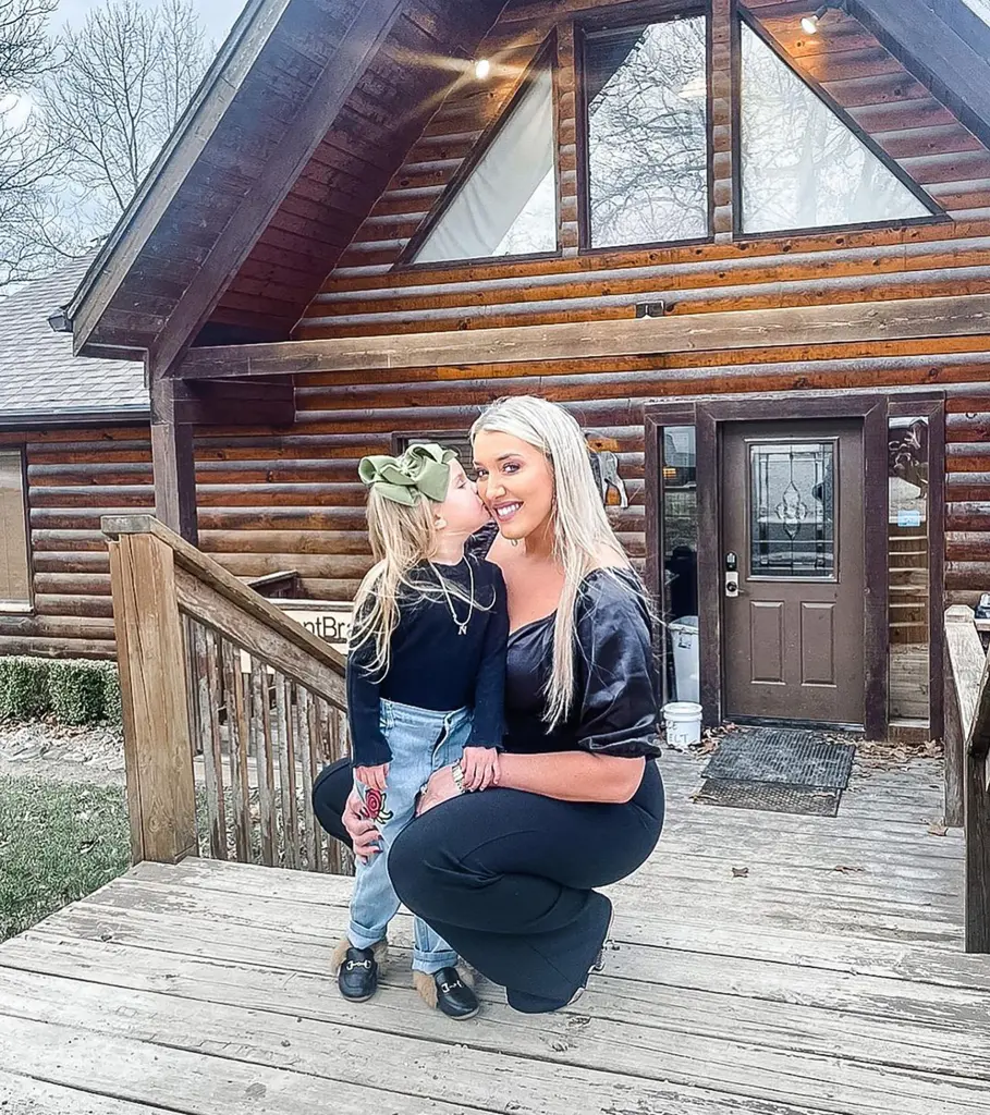 Лунден Робертс судится с Хантером Байденом за выплату алиментов на их 4-летнюю дочь Нэви. Лундентаунн_/Инстаграм/