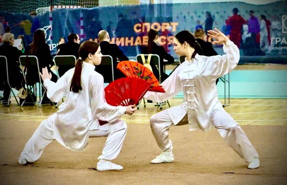 Соревнования по тайцзицюань. Выступление юных ушуисток. Фото  автора.