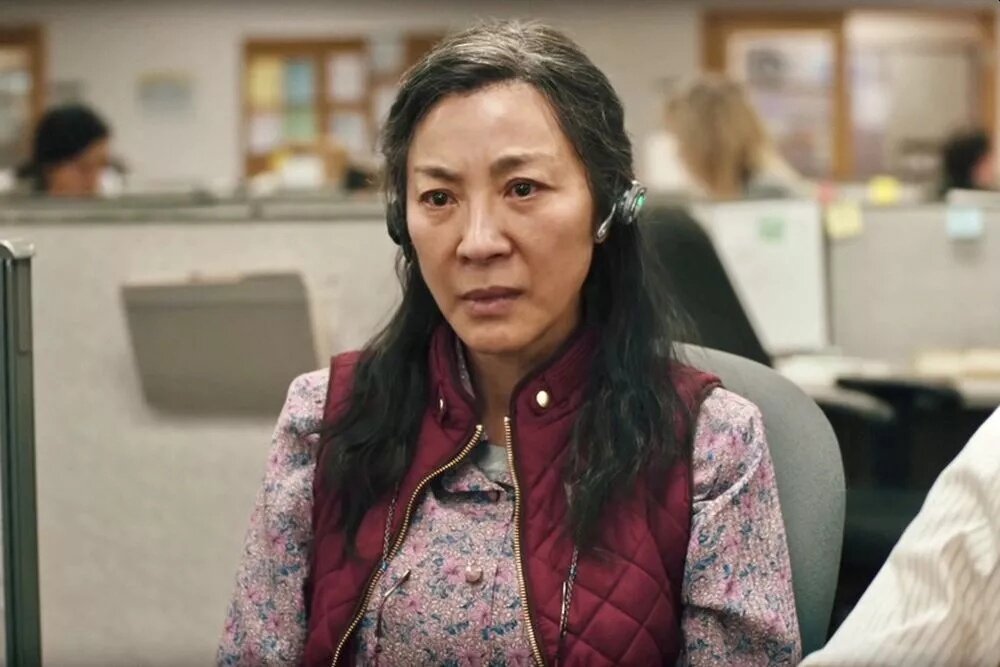 Кадр из фильма "Всё везде и сразу". Главная героиня как пример человека, который принимал только неправильные решения не в свою пользу, а ради других...