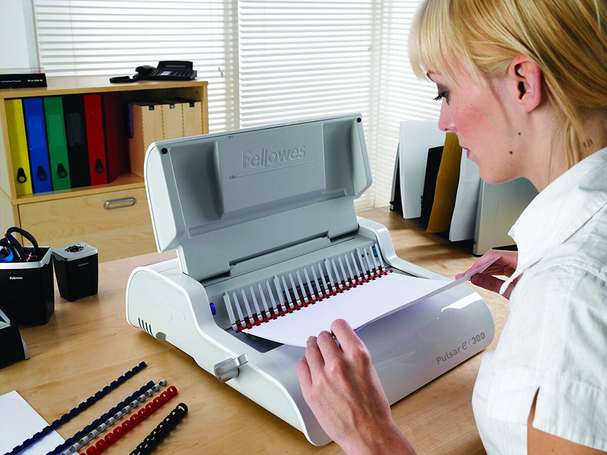 Брошюровщица. Фото из открытых источников.