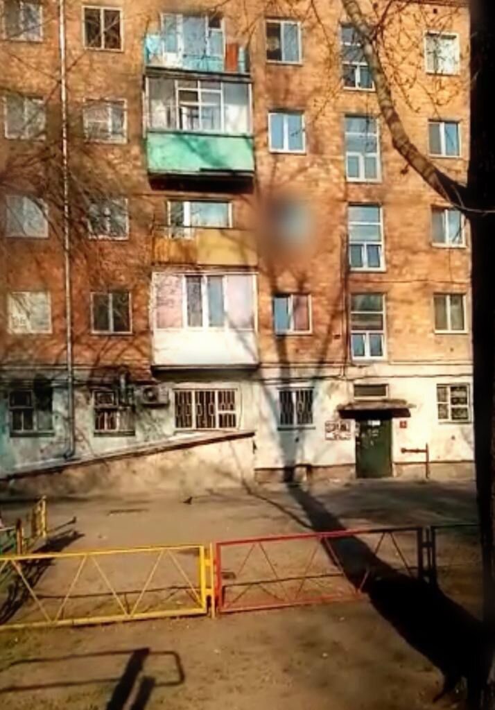 ⚡️В Абакане возбуждено уголовное дело по факту убийства женщины.

В  ночь с 8 на 9 мая  30 - летняя женщина с травмами , характерными при падении с высоты, поступила в Абаканскую больницу. Спасти её врачам не удалось.

В убийстве подозревают  33-летнего сожителя погибшей. 

По версии следствия,  сожители, находясь в состоянии наркотического опьянения поругались. В ходе ссоры мужчина вытолкнул женщину из окна квартиры на третьем этаже пятиэтажки. 

Возбуждено уголовное дело. Мужчина задержан.