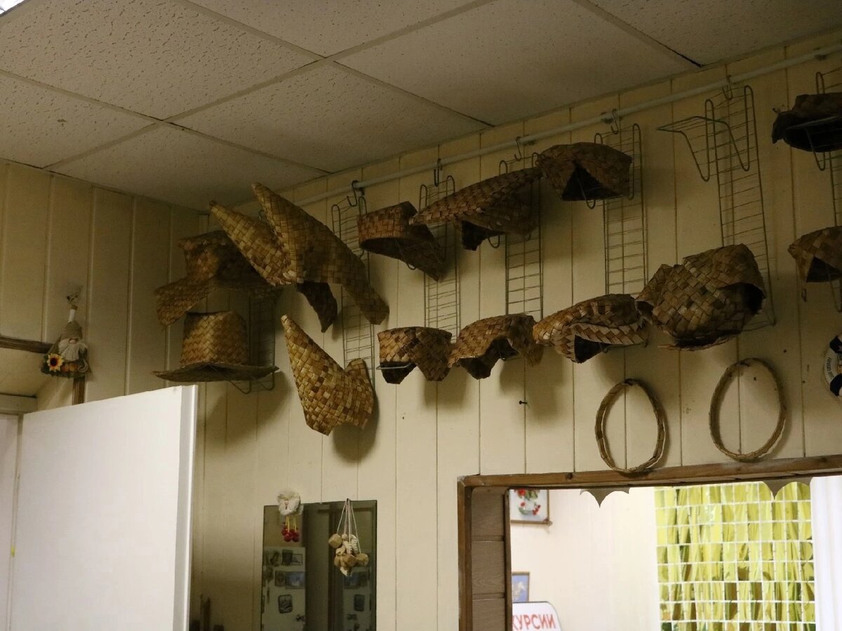 Стена мастерской при входе. Фото автора