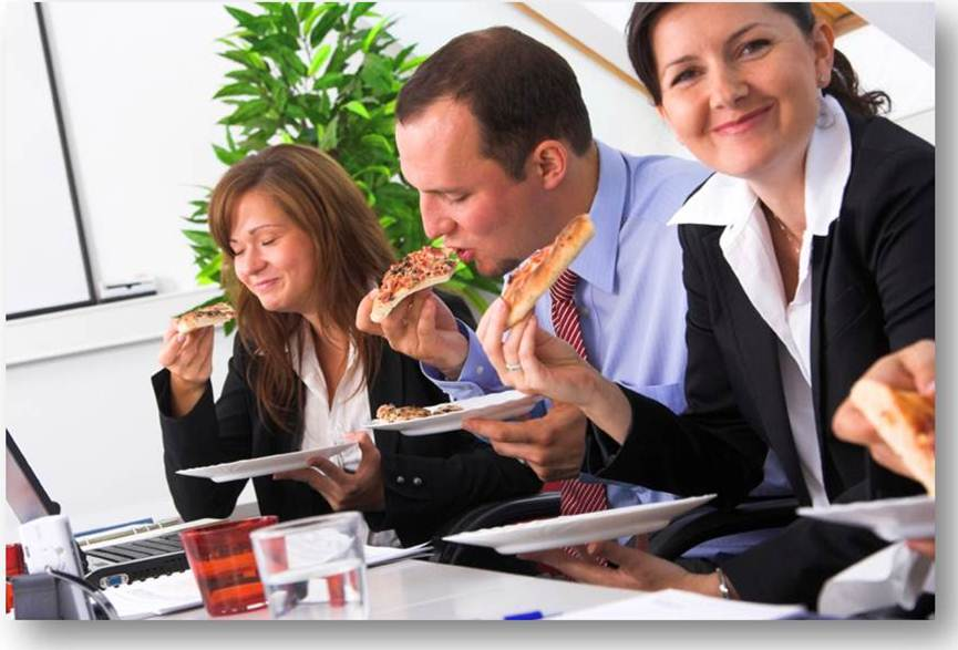 Обед в офисе. Люди обедают в офисе. Офисный сотрудник обедает. Офисные работники обедают. Обеденное время работника