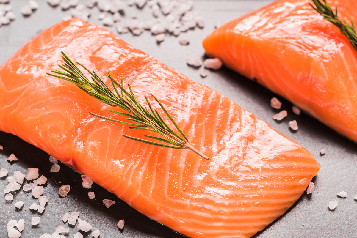 О пользе и питательности красной рыбы известно всем. Причем, рыба, не прошедшая термическую обработку, содержит значительно больше витаминов и микроэлементов.