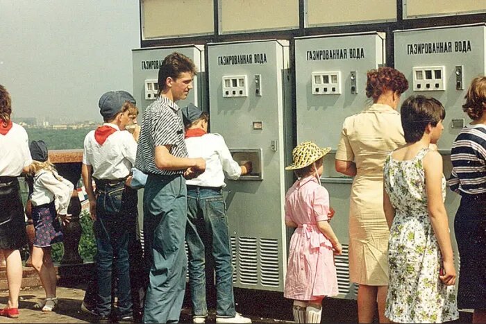 Все, кто жил в Союзе Советских Социалистических Республик, помнят автоматы, в которых продавалась вкуснейшая газировка с сиропом и без.-6