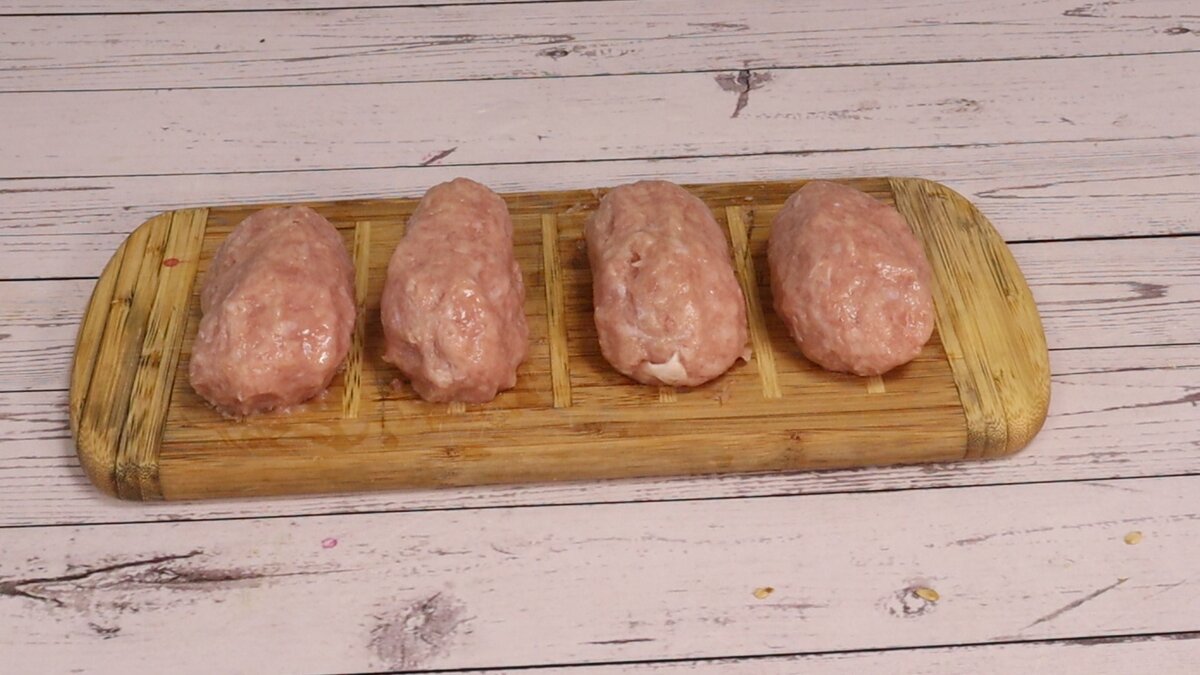 берем куриные котлеты