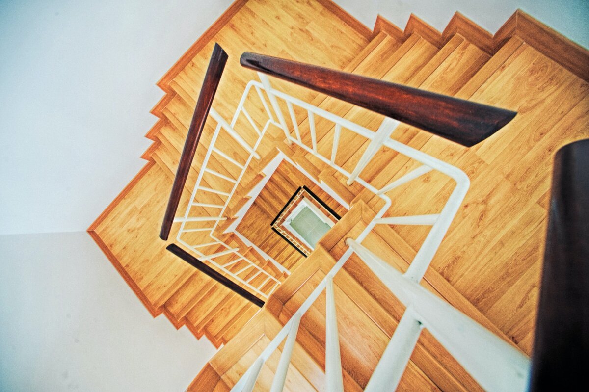 Как сделать деревянную лестницу своими руками: проектирование, расчет, монтаж