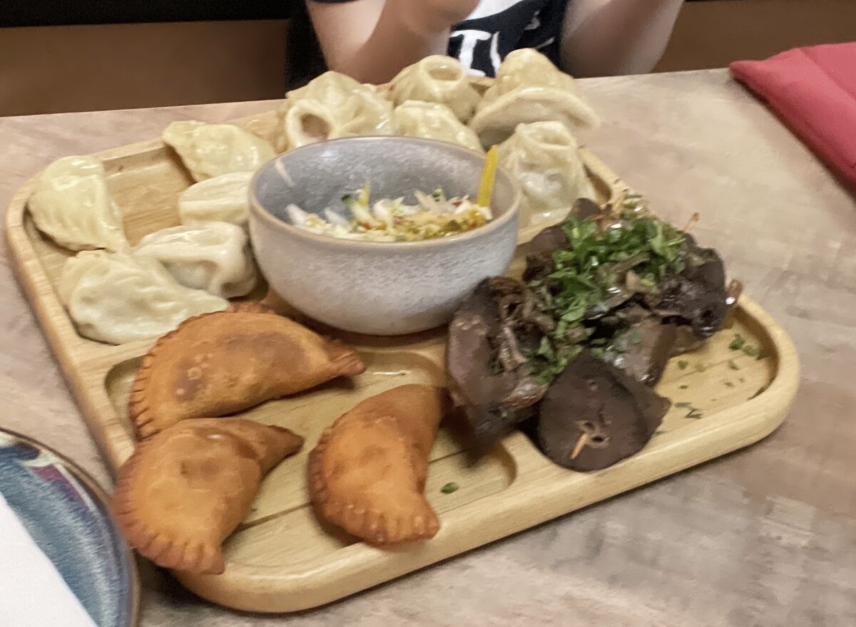 «Крутой калмык с национальными деликатесами». Фото из личного архива.