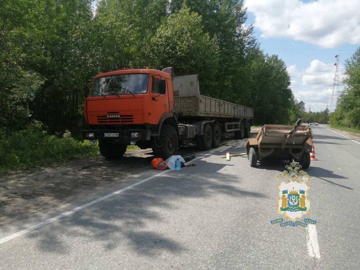    На трассе в Югре отстегнувшийся прицеп убил человека
