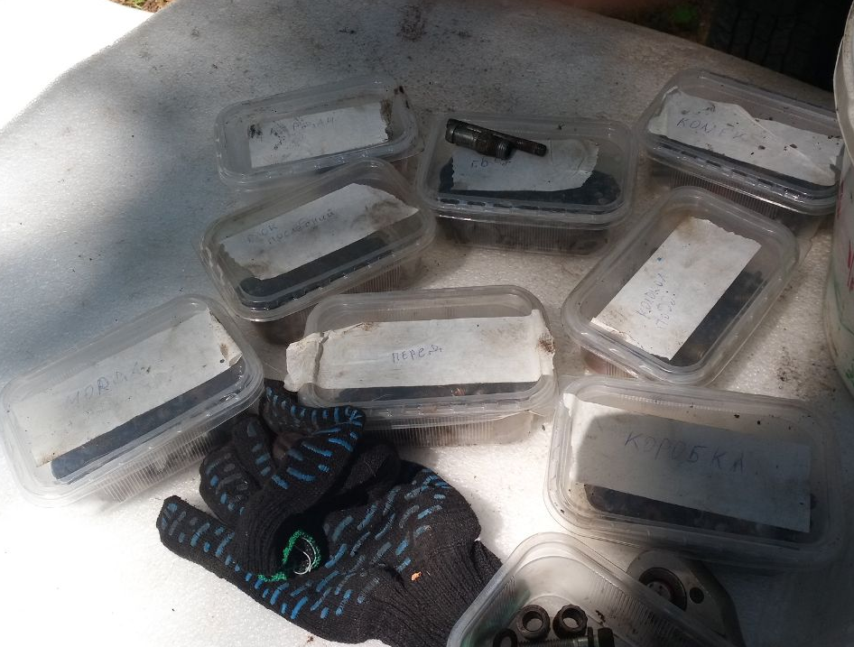 Коробочки с болтами, разнесенные по разным частям двигателя.