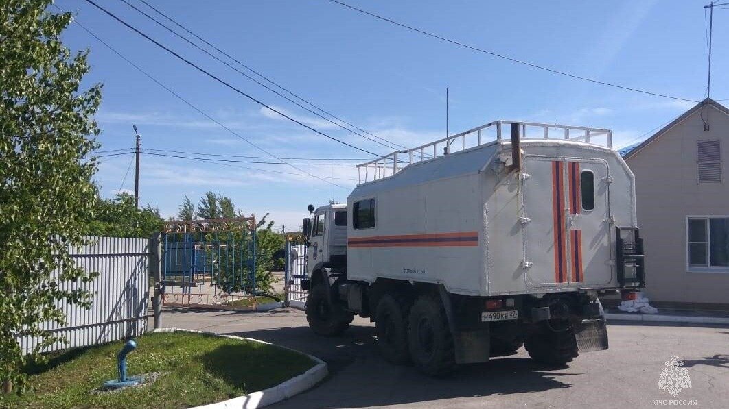     К поискам приступили сотрудники МЧС.