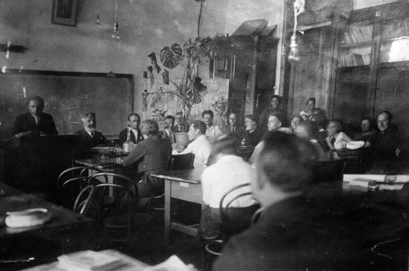 Будни института. 1936 год, идёт защита дипломной работы, в комиссии — Н.Д. Никольский. Фото из фонда Музея истории ТвГУ.