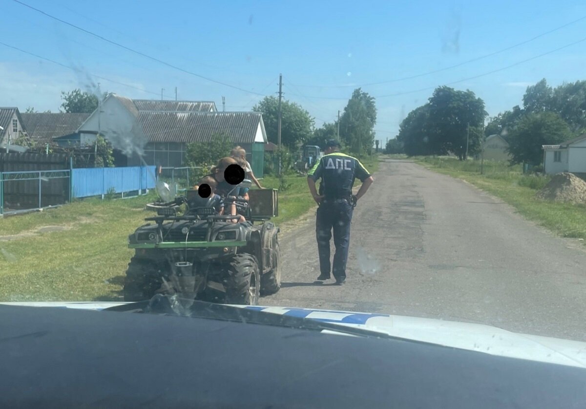    В Севском районе заставили спешиться перевозившую троих детей на квадроцикле «ЯжеМать» без водительских прав avchernov
