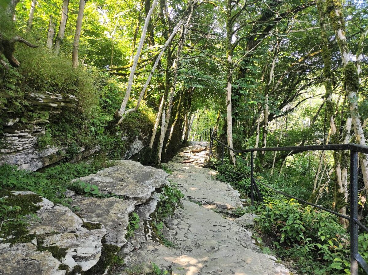 Часть тропы проходит по краю скалы..