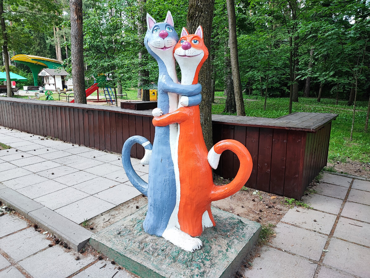 Скульптура обнимающихся кота и кошки в Старом парке в Обнинске