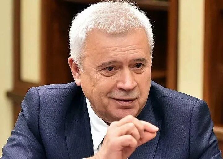 Говорят, из списка покупателей вопросов не вызывает только Вагит Алекперов (экс-Лукойл) – хотя, он же вроде бы тоже в санкционные списки попал?