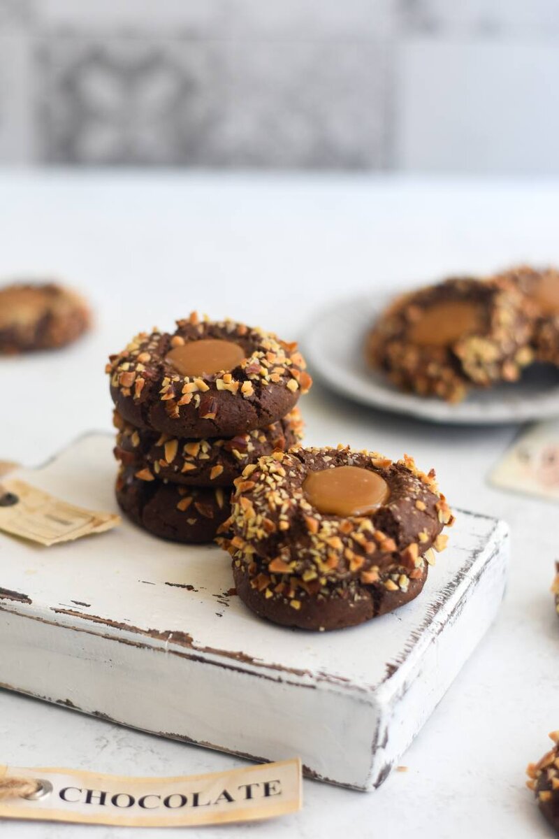 Шоколадное печенье с карамелью и орехами. 