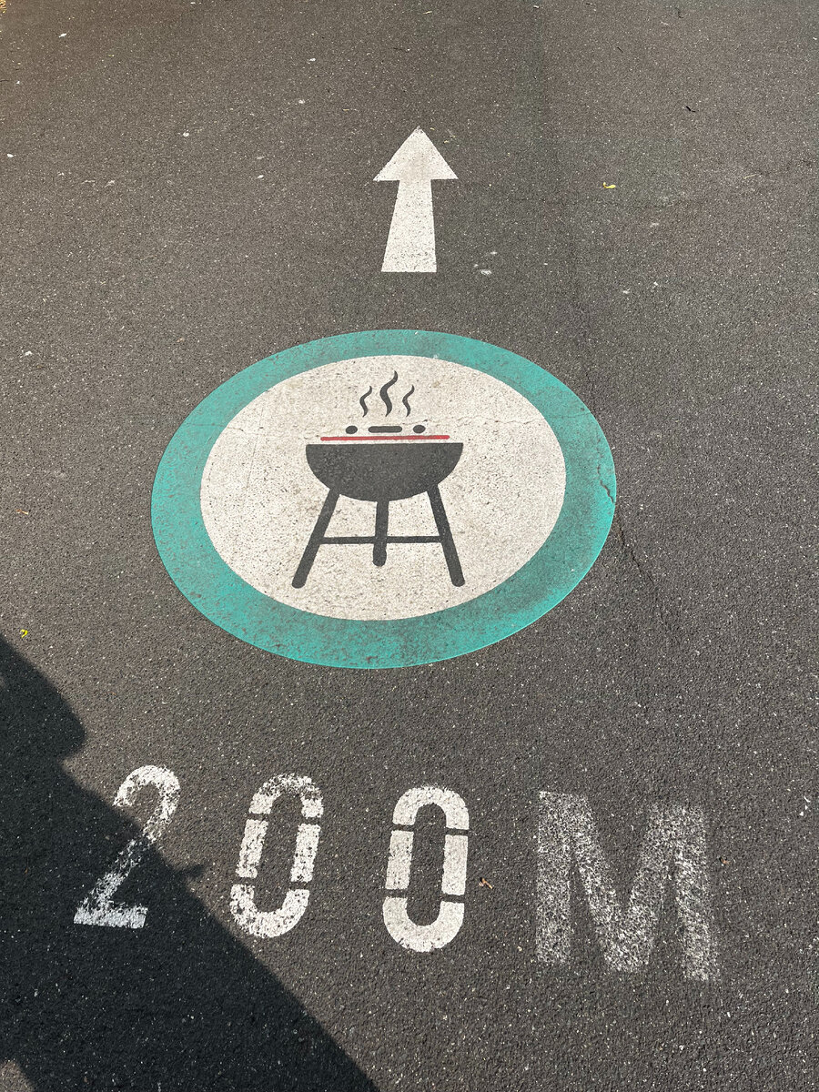 При желании можно думать, что надпись по-русски или по-английски