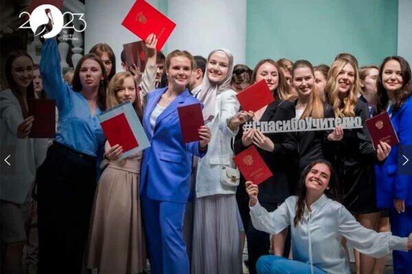    В МПГУ, после вручения красных дипломов, выпускники и вице-премьер Татьяна Голикова вспомнили о своих учителях. Фото: сайт Года педагога и наставника