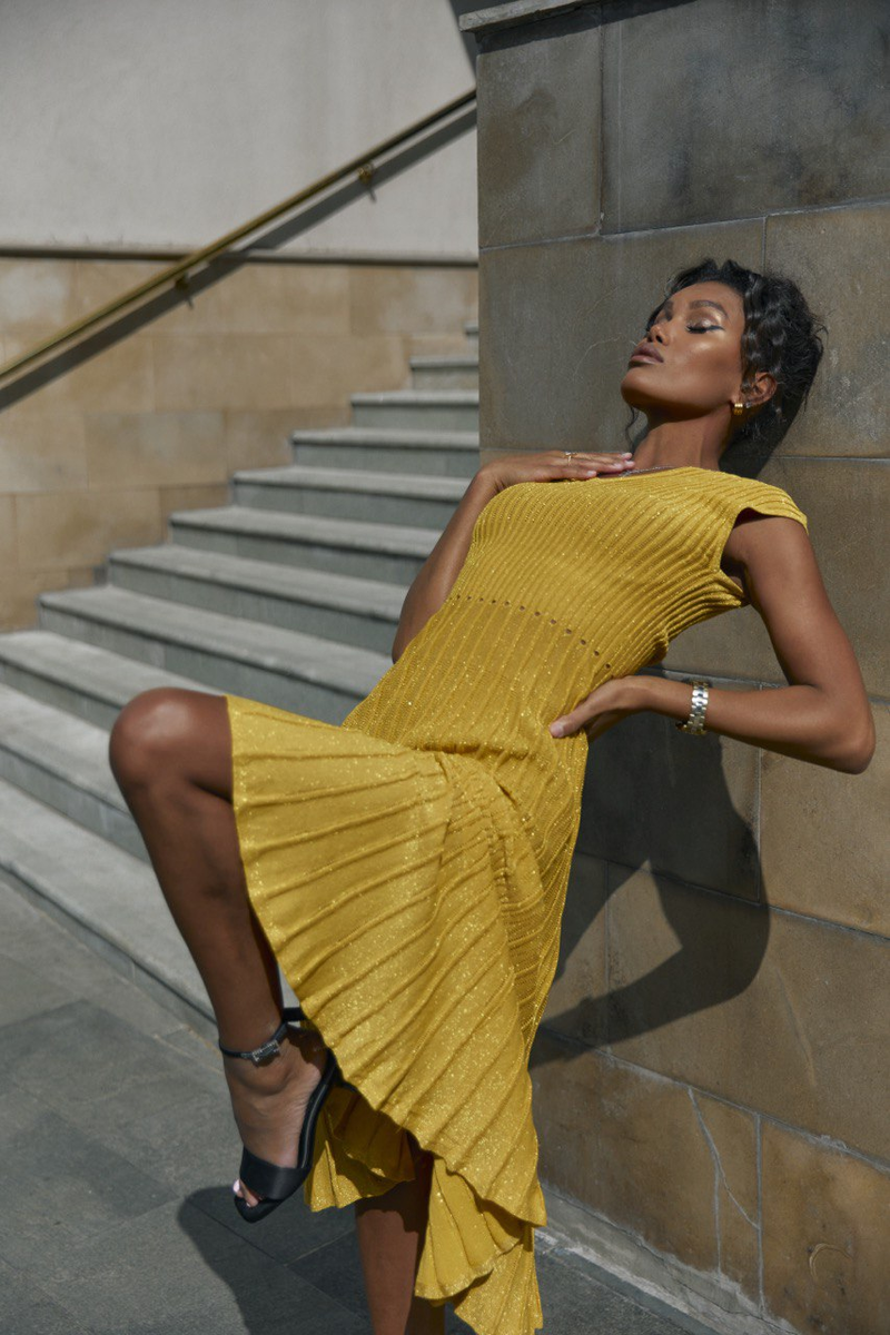 Что носить летом, чтобы выглядеть стильно и чувствовать себя максимально комфортно?  Ответ прост - подходят все варианты! Платья, юбки, брюки, костюмы, главное знать, как их сочетать!-32