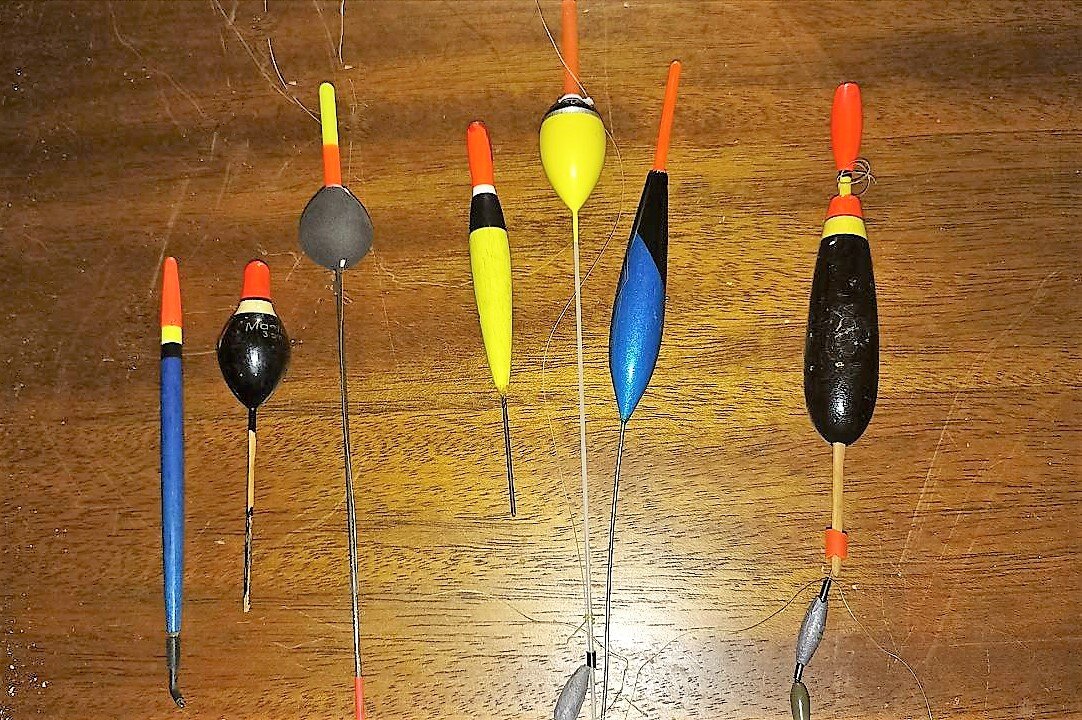 Слева направо : 1 -легкий поплавок для ловли в стоячей воде, 2-6 варианты поплавков для ловли на не сильном  и среднем течении, 7 - тяжелый  поплавок для ловли впроводку на сильном течении.