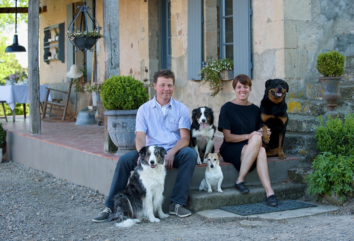 Сэнди и Реджинальд на крыльце своего дома в окружении четырех своих верных товарищей: Дроу, Порту, Руфуса и Фау