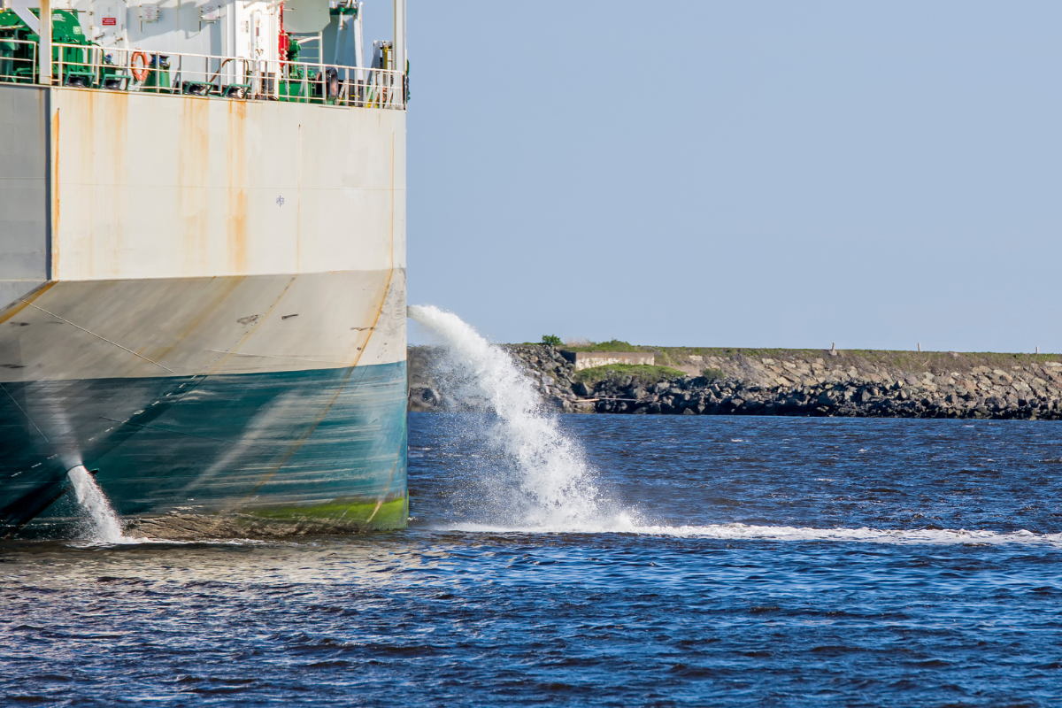 Загрязнение судами. Ballast Water. Балластные воды судов это. Балластная вода на танкере. Сточные воды на судне.